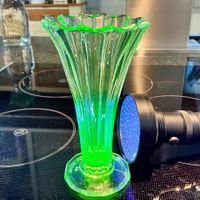 ART DECO KLEINE VASE URANGLAS FRANKREICH UM 1930, H-16,5 CM