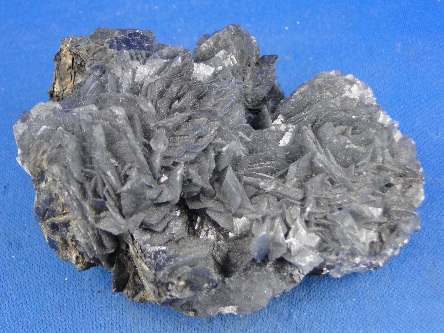 Minerali & Pietre curative: Calcit mit Boulangerit-Einschluessen – Usato da Schinznach Bad venduto da Demerald