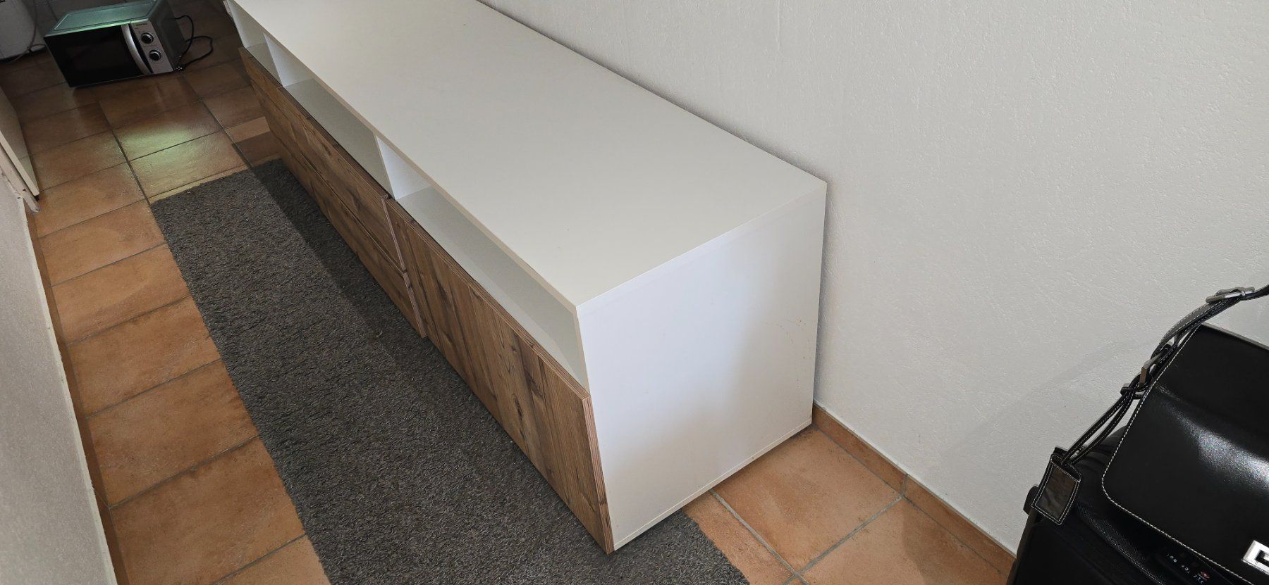 Commodes: Weisse Kommode mit Holzfarbenen Türen – D'occasion à Lufingen par ann_vs27 1
