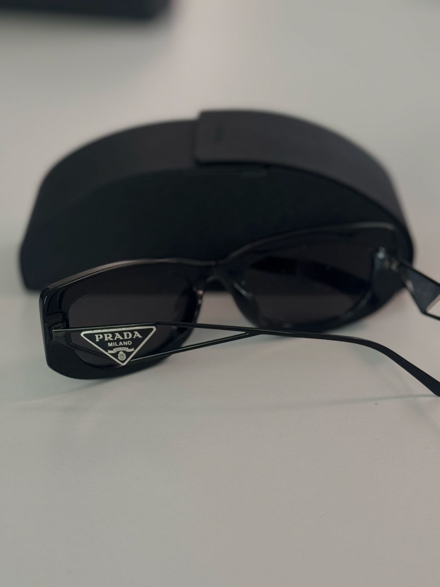 Prada Lunettes & Verres: Prada Sunglasses Black Rectangular with Case – D'occasion à Zürich par Anastasiya_g 6