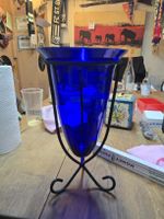 Vase blaues Glas mit Metallgestell (D)