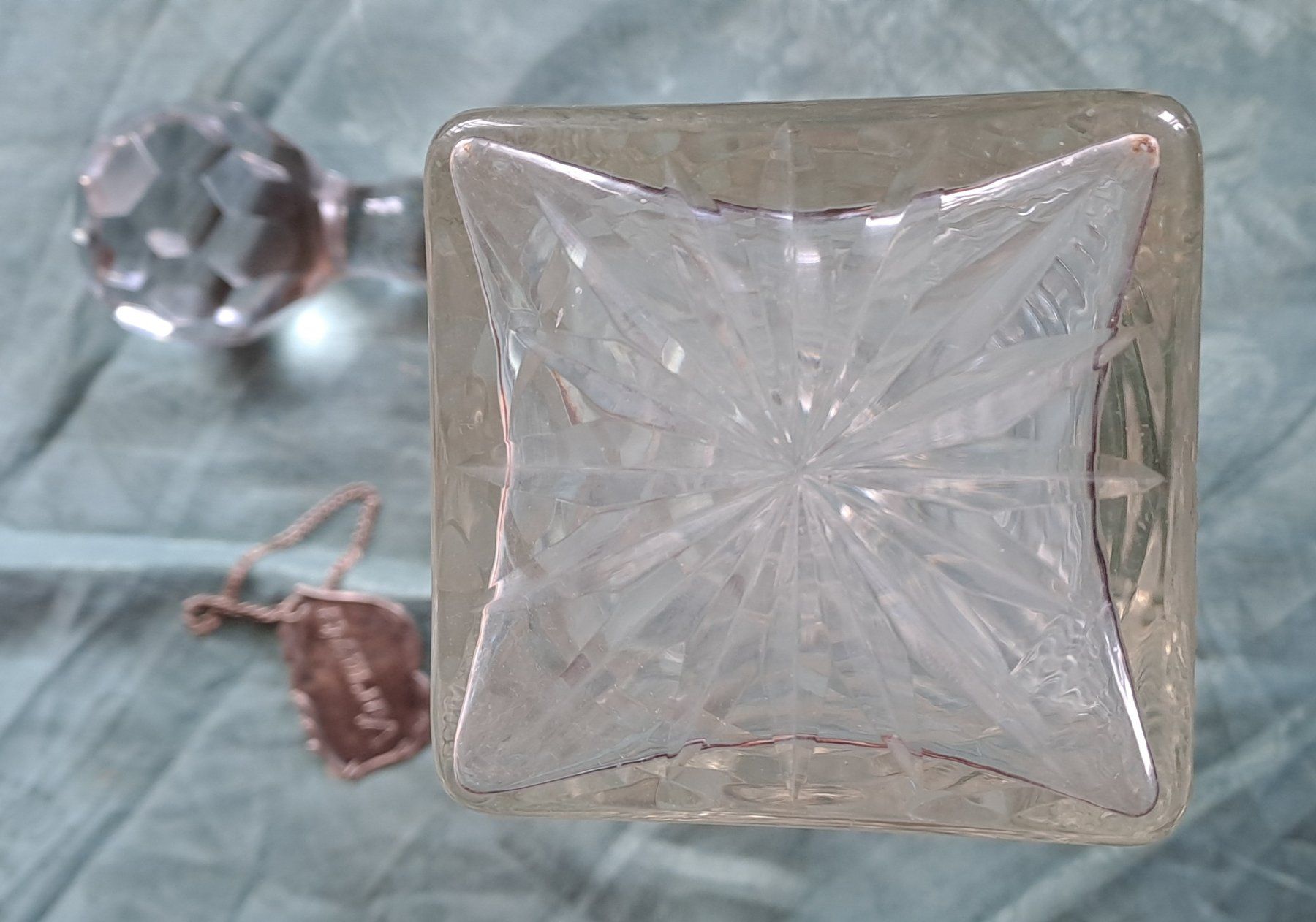 Caraffe: Grosse Kristallkaraffe mit Vermouth-Schild – Usato da Trogen venduto da Limboo 4