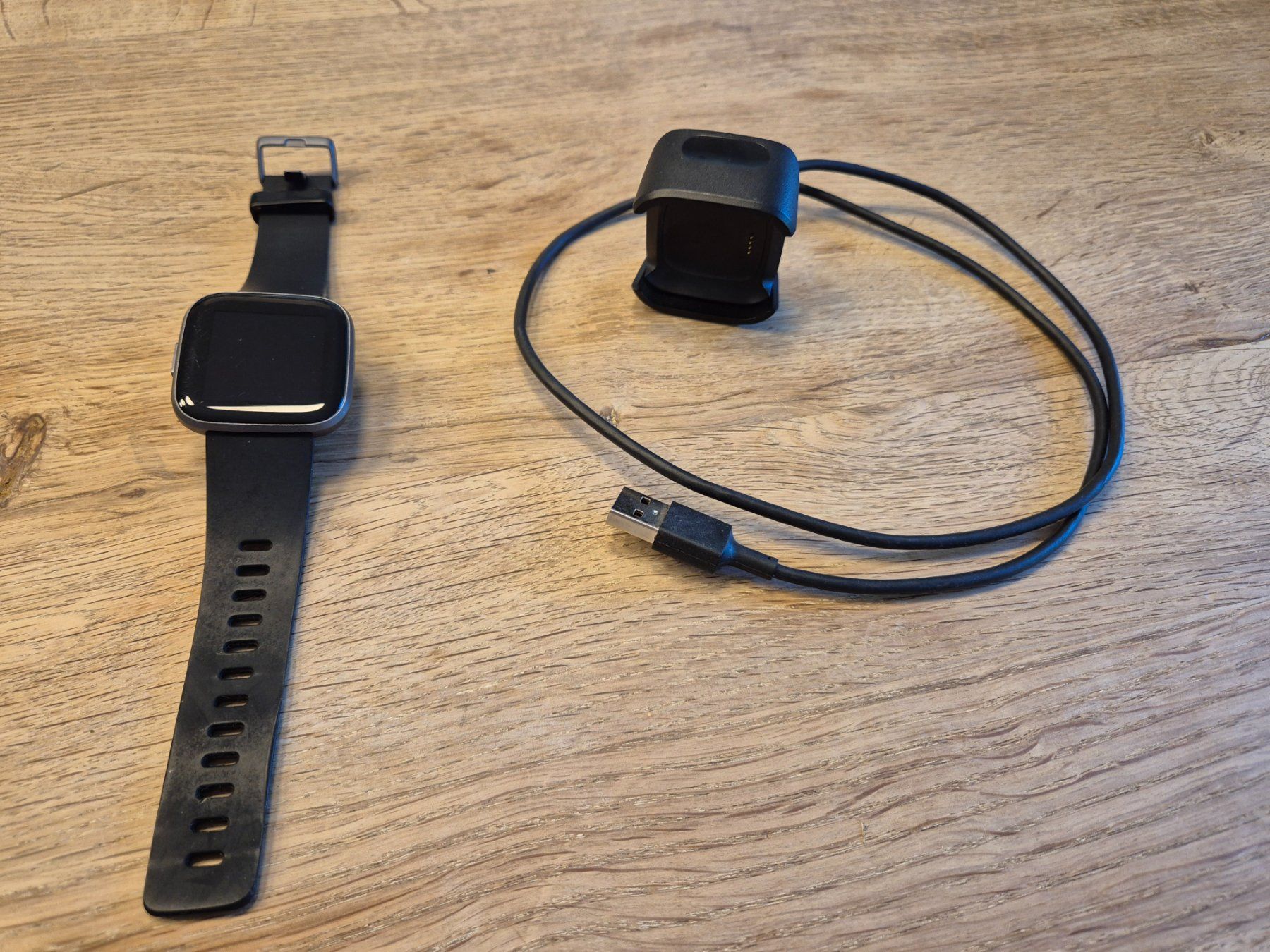 Fitbit Smartwatch: Smartwatch Fitbit Versa 2 | neuwertig – Nuovo (secondo la descrizione) da Thalwil venduto da Aljbaba 4