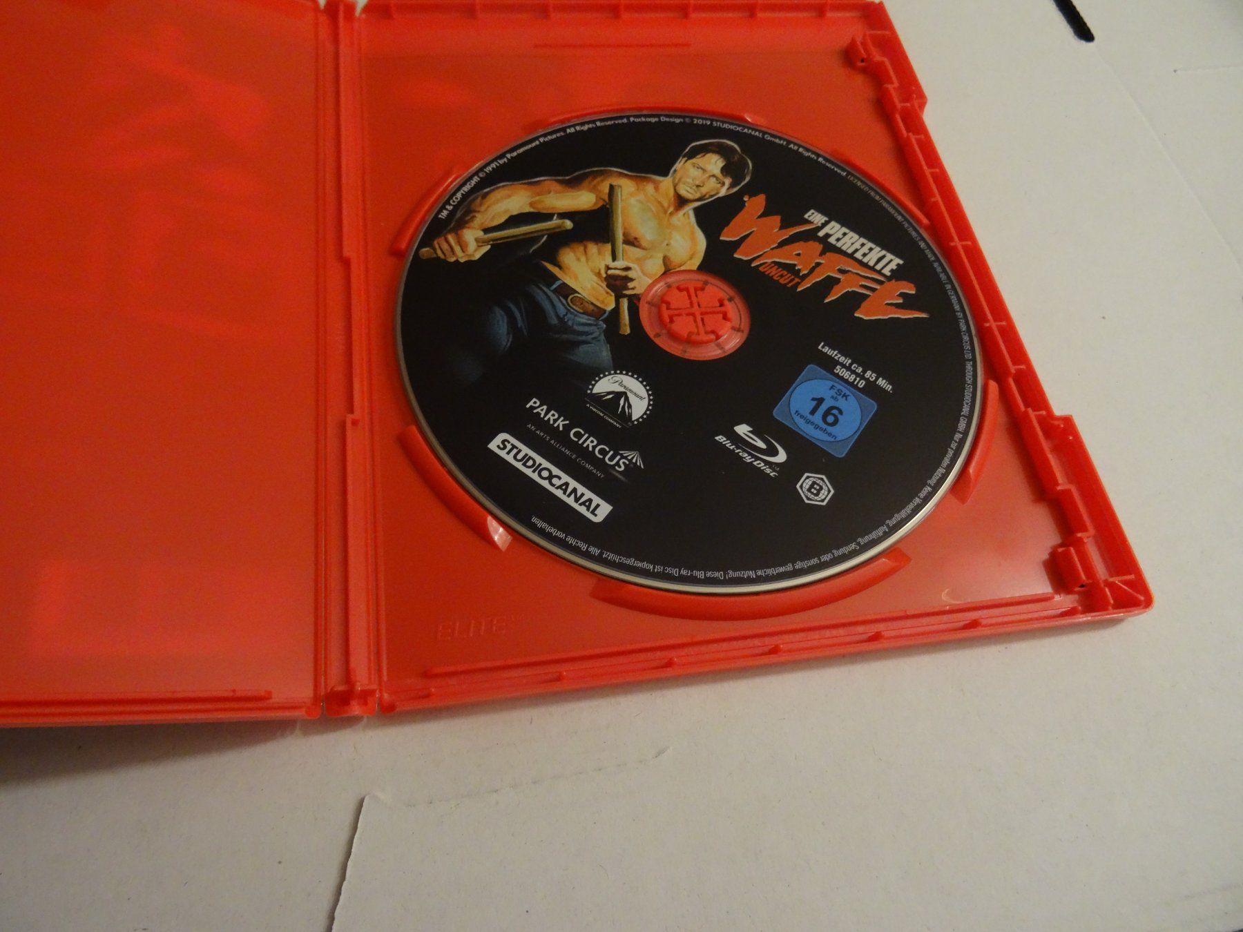 Tutti i DVDs: Blu-ray Film Eine perfekte Waffe Uncut – Usato da Olten venduto da Disc-Ausverkauf 1