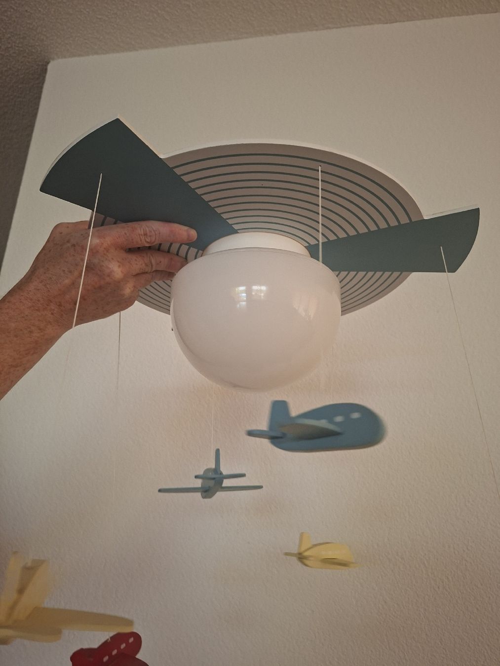 Lustres & lampes de plafonds: Kinderlampe - Flugzeuge – D'occasion à Rothrist par sydney81 1
