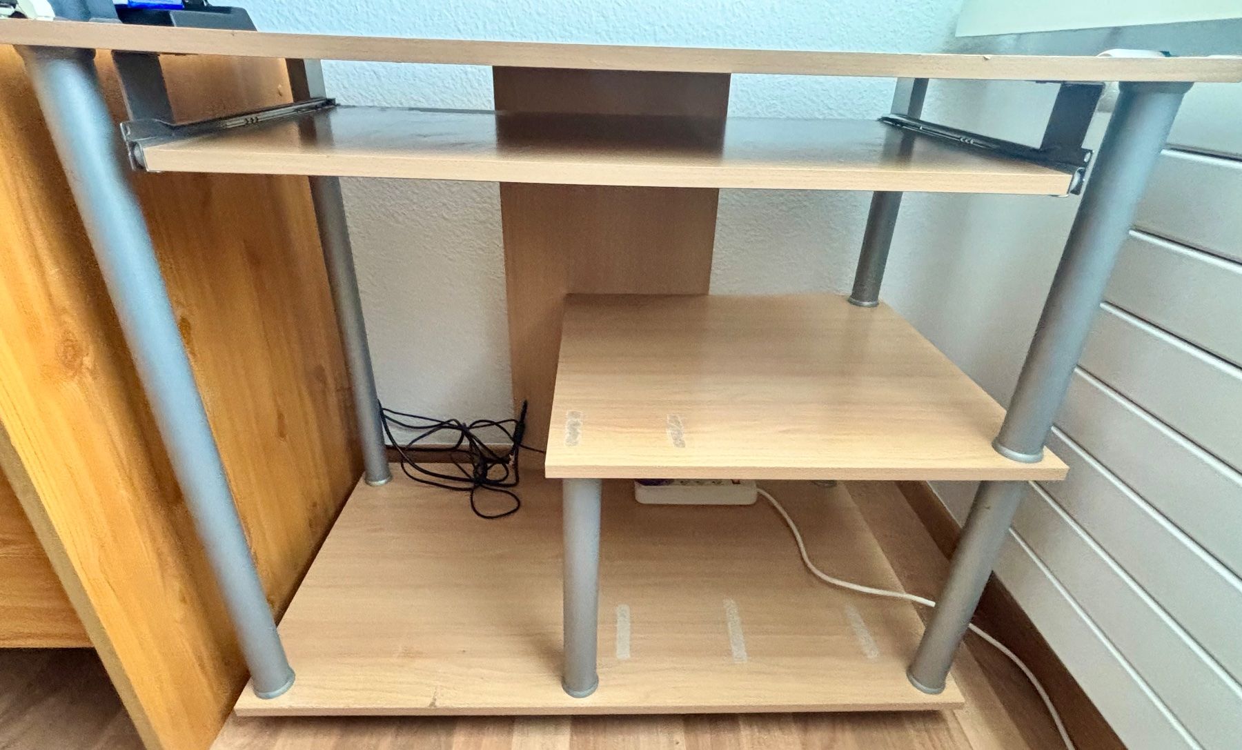 Bureaux: Computertisch klein Holzoptik mit Auszug – D'occasion à Jona par nowbody2040 2