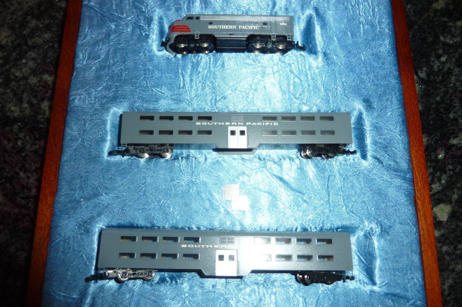 Freudenreich Feinwerktechnik Modellini di ferrovie: SPUR Z  FREUDENREICH SOUTHERN PACIFIC GRAU SET – Nuovo (secondo la descrizione) da Uznach venduto da train50 4
