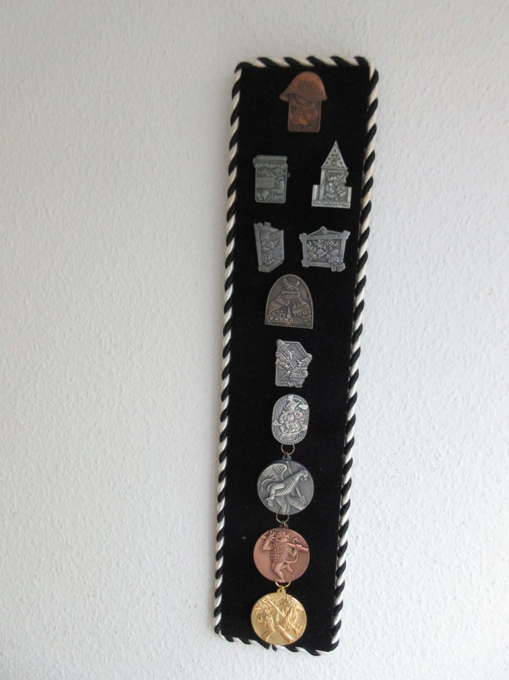 Placchette & Badge: Basler Plaketten 1940-45/46/48/49 – Usato da Binningen venduto da tempipassati