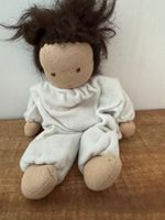 Vintage Stoffpuppe mit braunem Haar und weissem Strampler