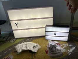 Zwei LED Lightboxen mit Buchstaben