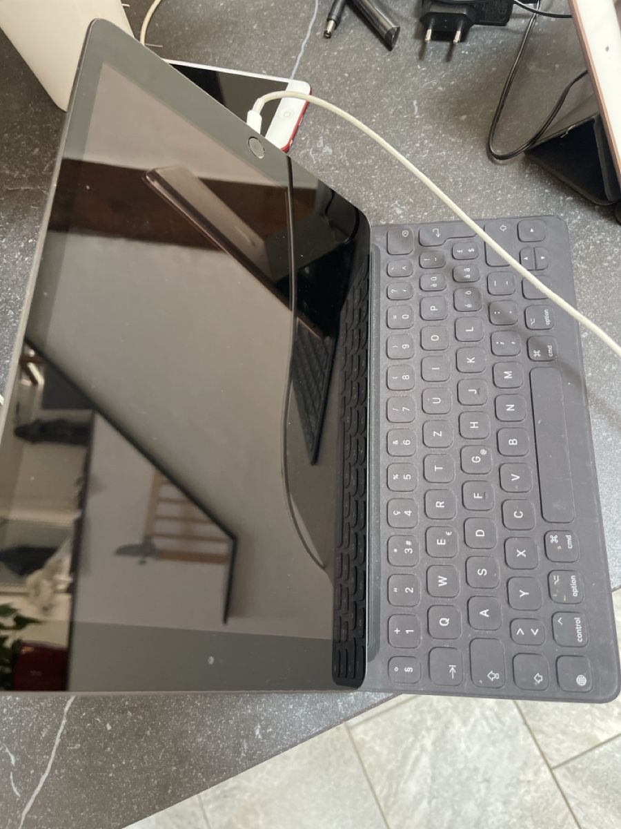 Apple Tablet PC: Tablette iPad Pro 12.9" avec clavier intelligent bon état – Usato da Sembrancher venduto da inf_9yyl