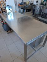 Tisch aus Chromstahl