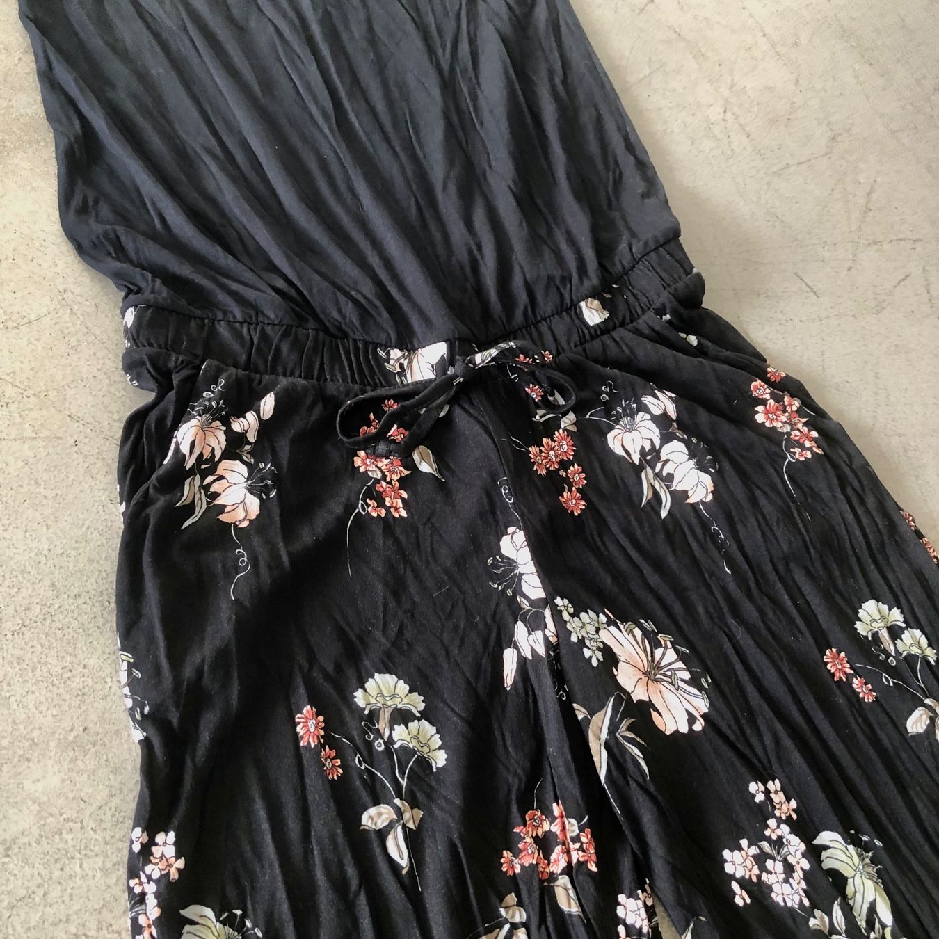 Lascana Tute: Lascana Jumpsuit mit Blumenmuster, Grösse 40 – Usato da Brienz BE venduto da Kokolea84 2
