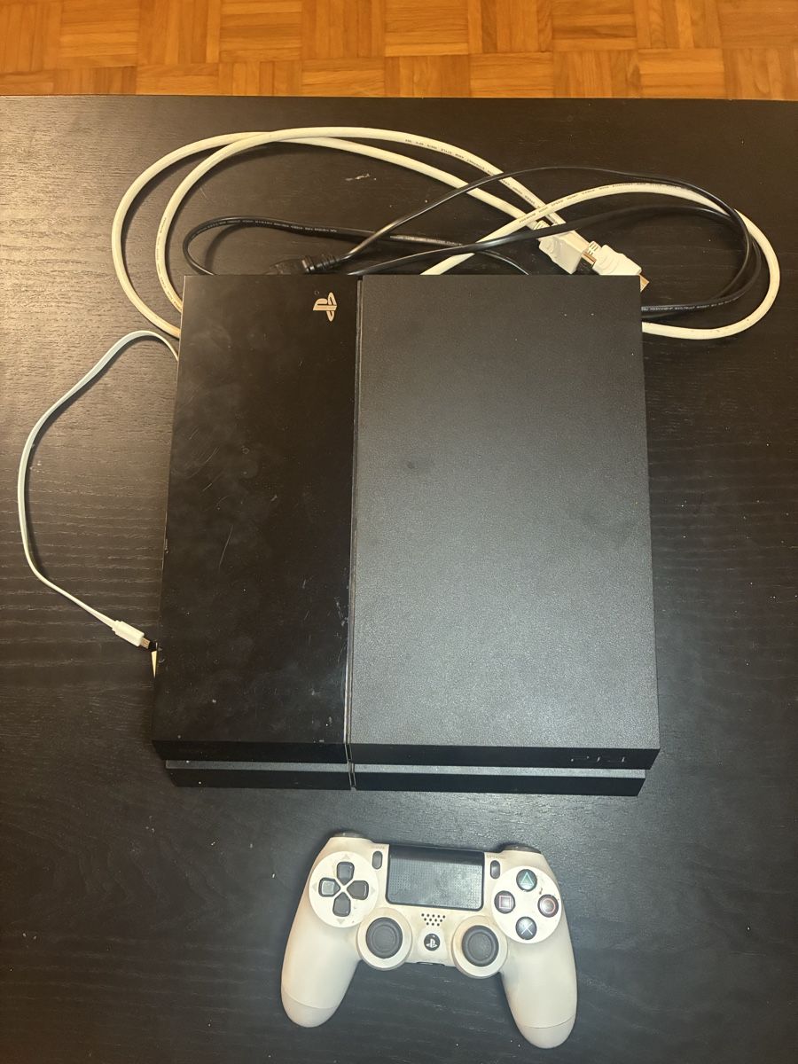 Sony Konsolen: PlayStation 4 - 500 GB avec Manette & Câbles – Gebraucht aus Praz (Vully) von Footzone.ch