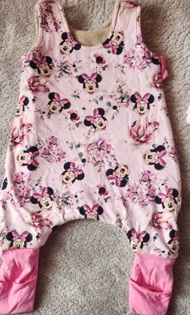 Rosa Schlafoverall mit Beinen – ca. Grösse 62/68,
