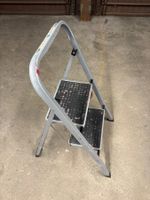 Gebrauchte Trittleiter, Stehleiter mit zwei Stufen, Grau