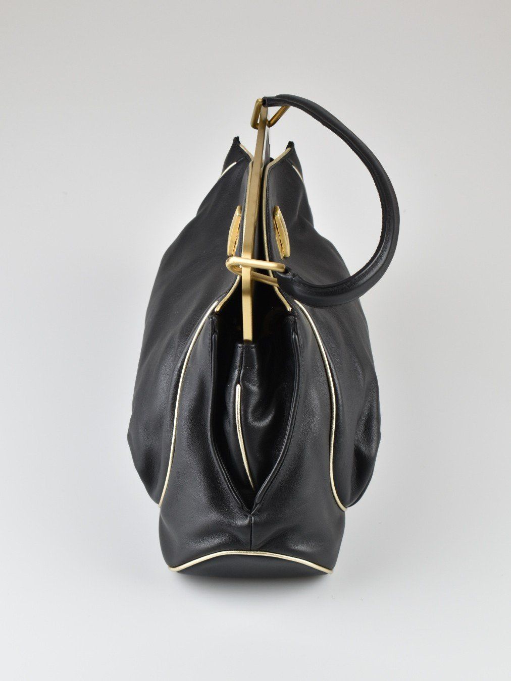 Navyboot Taschen für Damen: Navyboot Ledertasche, schwarz mit gold – Gebraucht aus Nürensdorf von 2ND_STORY 2