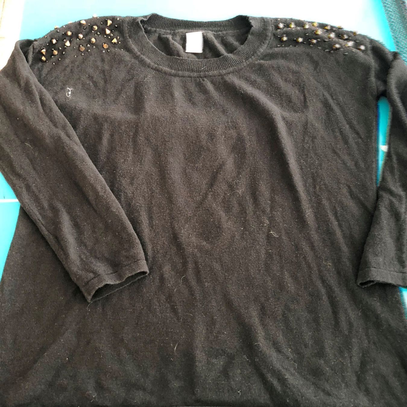 Pullover & Sweatshirts: SCHWARZER PULLOVER – Gebraucht aus Andwil SG von schmei