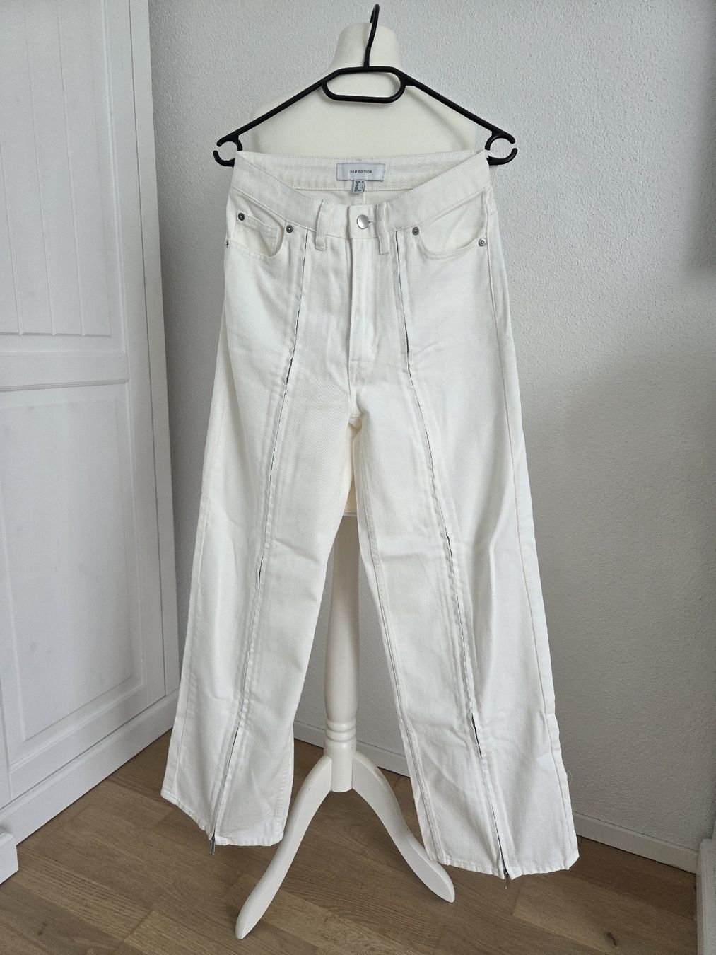 H&M Jeans: Jeans mit zippern am bein NP.80 chf – Nuovo (secondo la descrizione) da Bülach venduto da Recherchieren 3