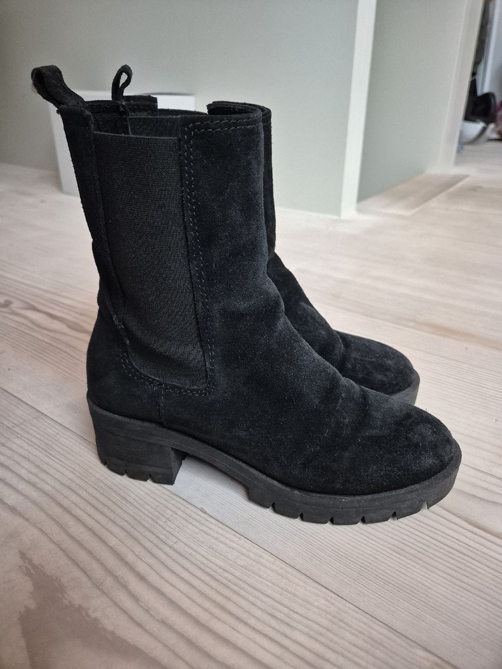 Scarpe da donna: Schwarze Wildleder Stiefeletten, Gr. 38 – Usato da Luzern venduto da ste_6k9h 1