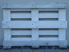 Holzpallette weiss angestrichen