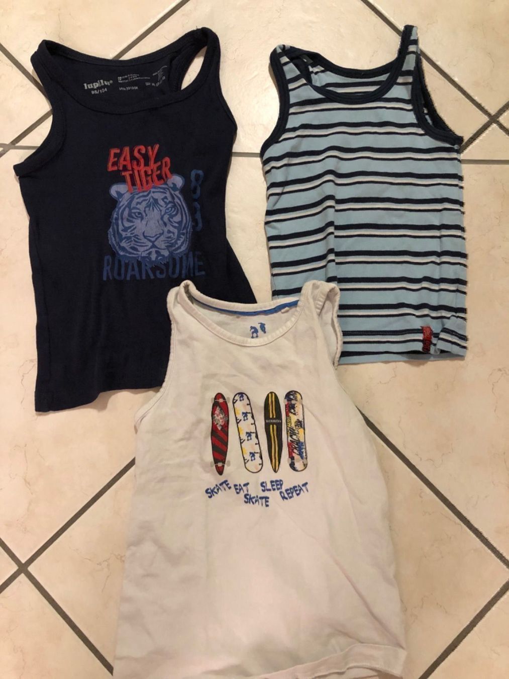 Hemden, T-Shirts & Polos: 3 trägershirts grösse 98/104 – Gebraucht aus Zimmerwald von wuff81