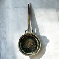 Poêle à frire primitive antique cuivre martelé et fer forgé