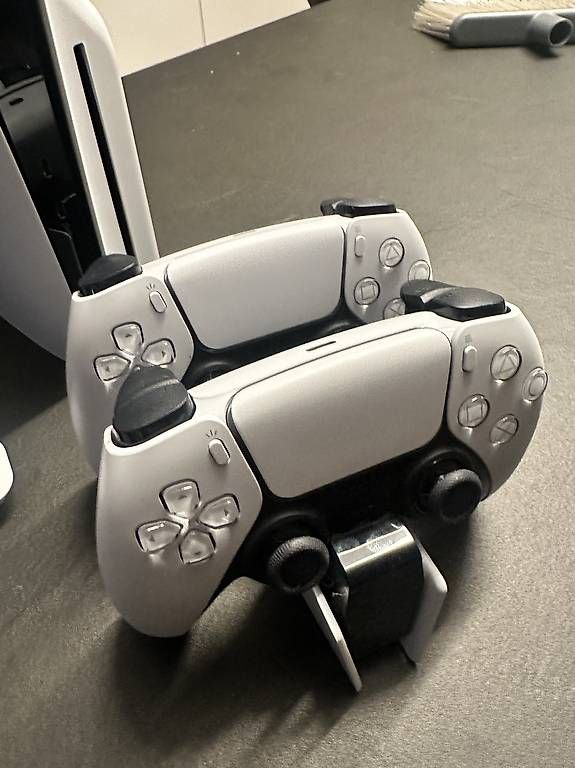 Konsolen: PS5 Slim + 2 Controller + Ladestation + Media Remote – Gebraucht aus Schlieren von raf_7xvs 1