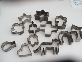 12 alte Ausstechformen Metall verschiedene Motive gebraucht