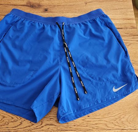 Nike Laufshorts blau, Grösse M, ideal für den Sommer!