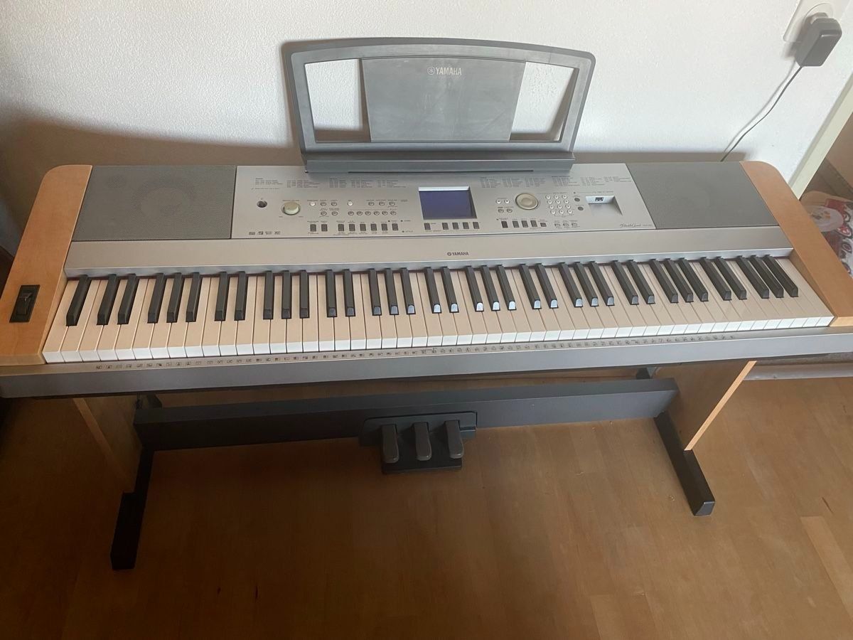Instruments de musique: Yamaha DGX-640 E-Piano / Keyboard mit Ständer – D'occasion à Zürich par Finale7 1