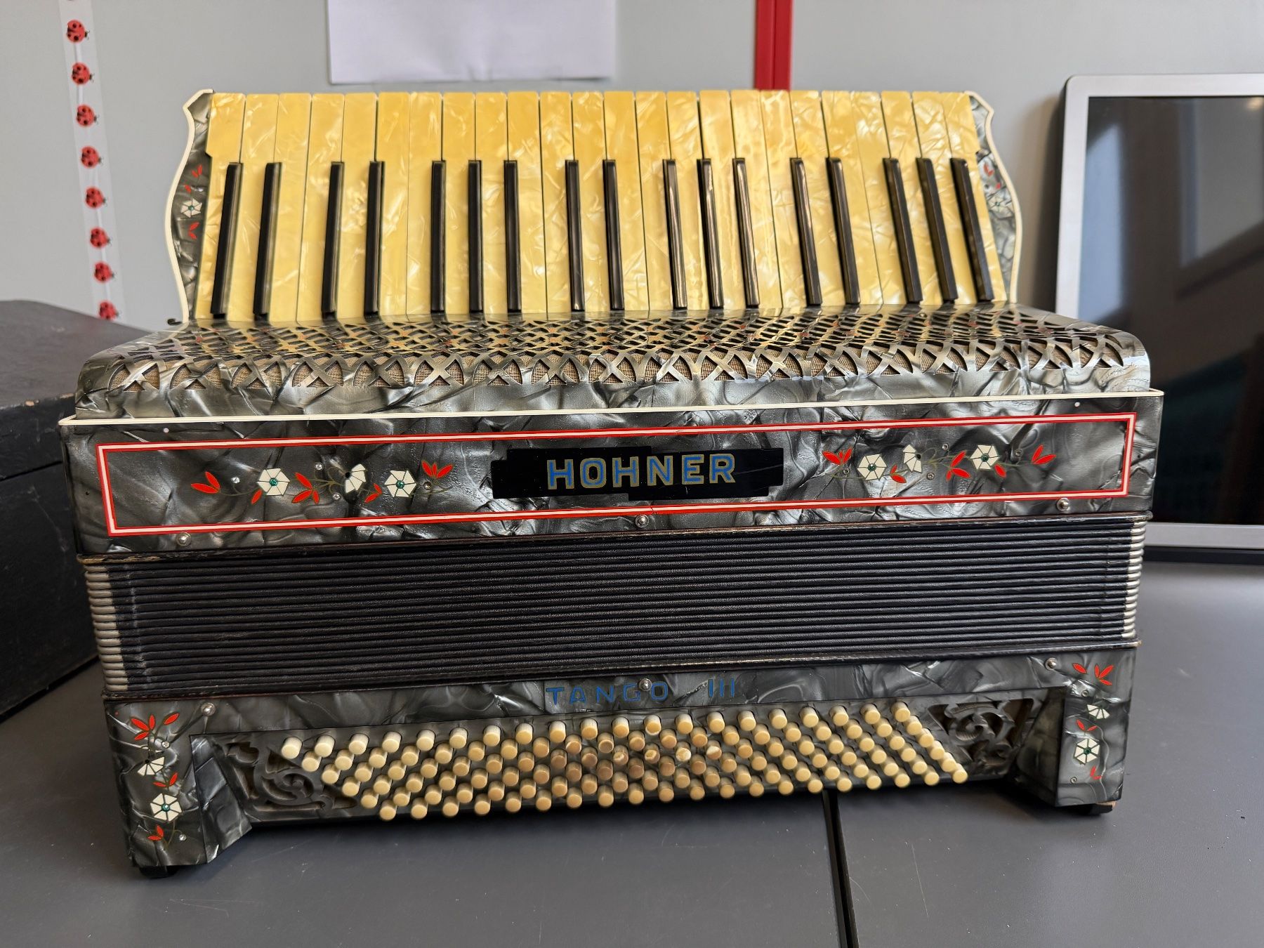 Strumenti musicali: Hohner Akkordeon Tango 3 – Usato da Aarburg venduto da Wendepunkt_Fundgrube 1