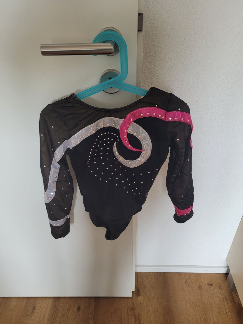 Trainer, Turnhosen & -trikots: kunstturndress gr 128 – Gebraucht aus Schalunen von Sunneschiin09