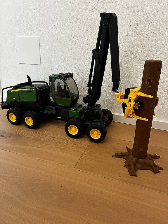 Jouets: BRUDER John Deere 1270G Vollernter mit Baumstamm – D'occasion à Bazenheid par Micele84
