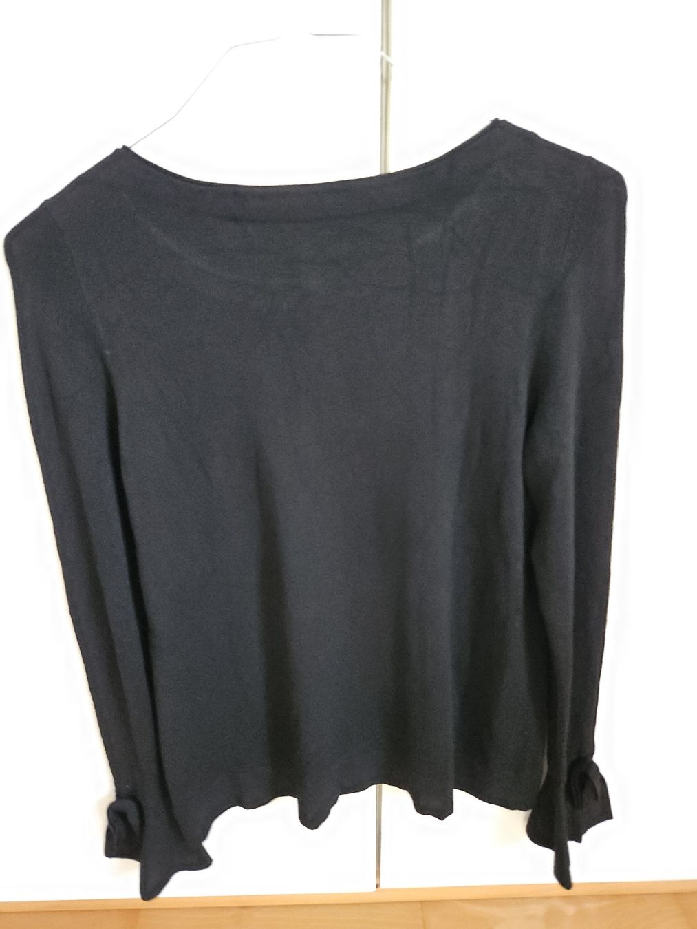 Comma Pulls & Sweat-shirts: Comma Feinstrick Pullover, Gr.38, Schwarz mit Trompetenärmel – D'occasion à Urdorf par Colina 2