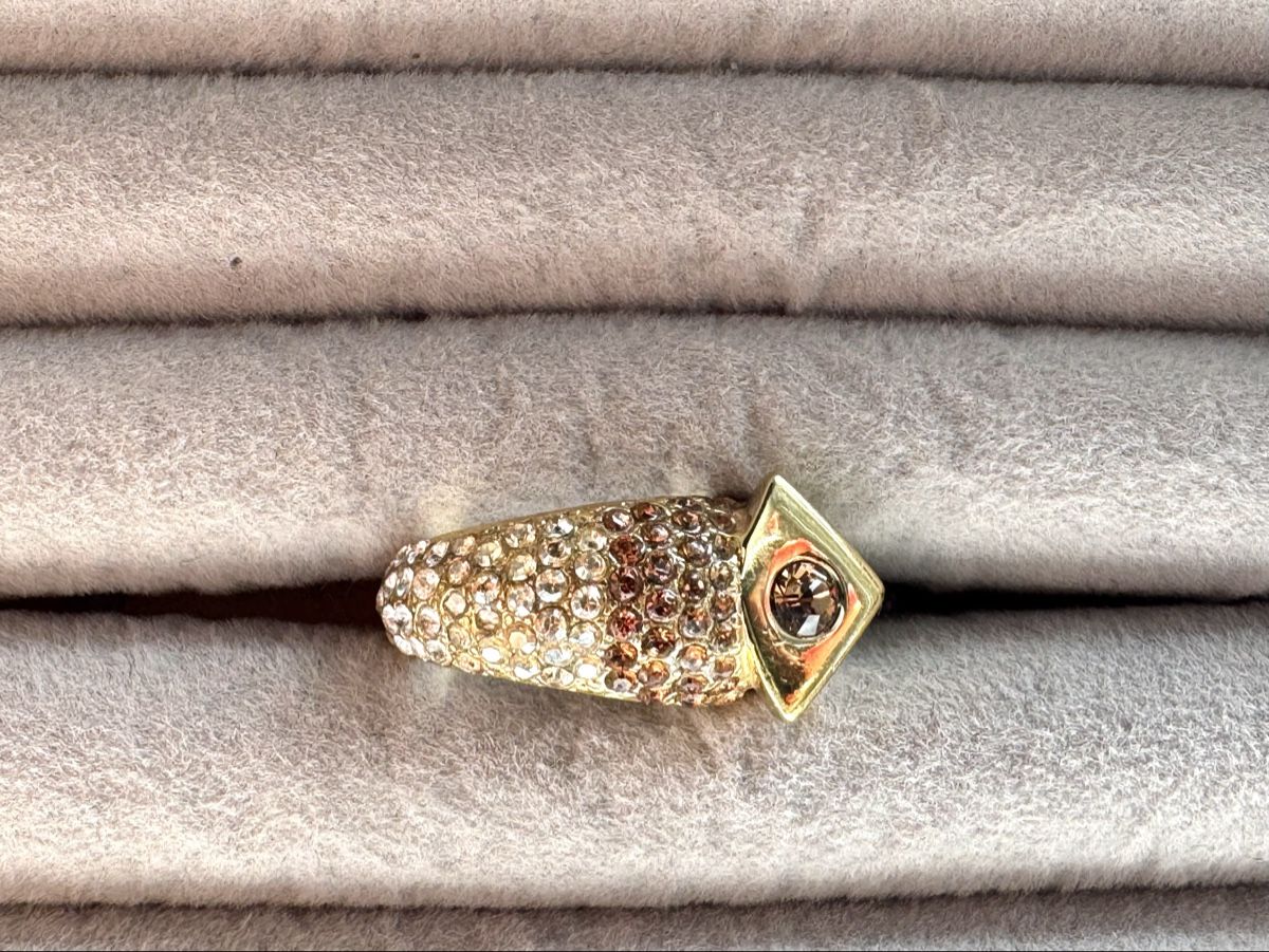 Louis Vuitton Anelli: LOUIS VUITTON Crystals Trunkies Ring – Usato da Kriens venduto da hannaandkiko 7