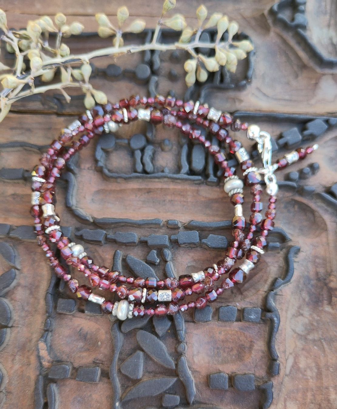 Bracciali & Braccialetti: Wickelarmband Granat und Silber – Nuovo e nell'imballaggio originale da Lauperswil venduto da Naturhandwerk 1