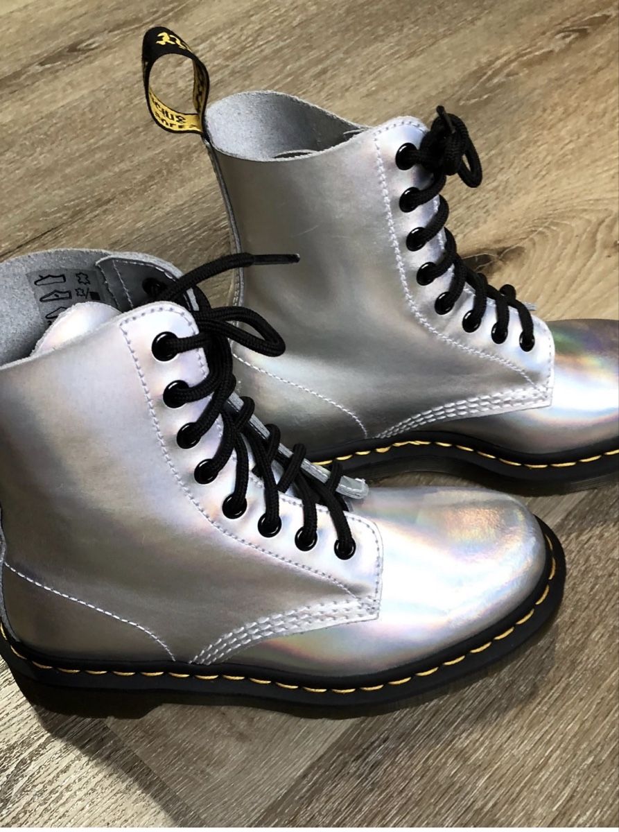 Scarpe da uomo: Dr. MARTENS HOLOGRAPHIC SILVER 1460 BOOT – Nuovo (secondo la descrizione) da St. Gallen venduto da ari_22 1
