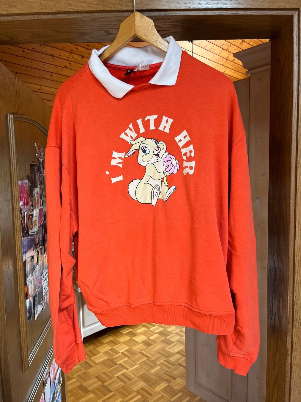 H&M Pullover & Sweatshirts: Pull orange avec col blanc intégré H&M Divided Disney L – Gebraucht aus Porrentruy von Madamebovary