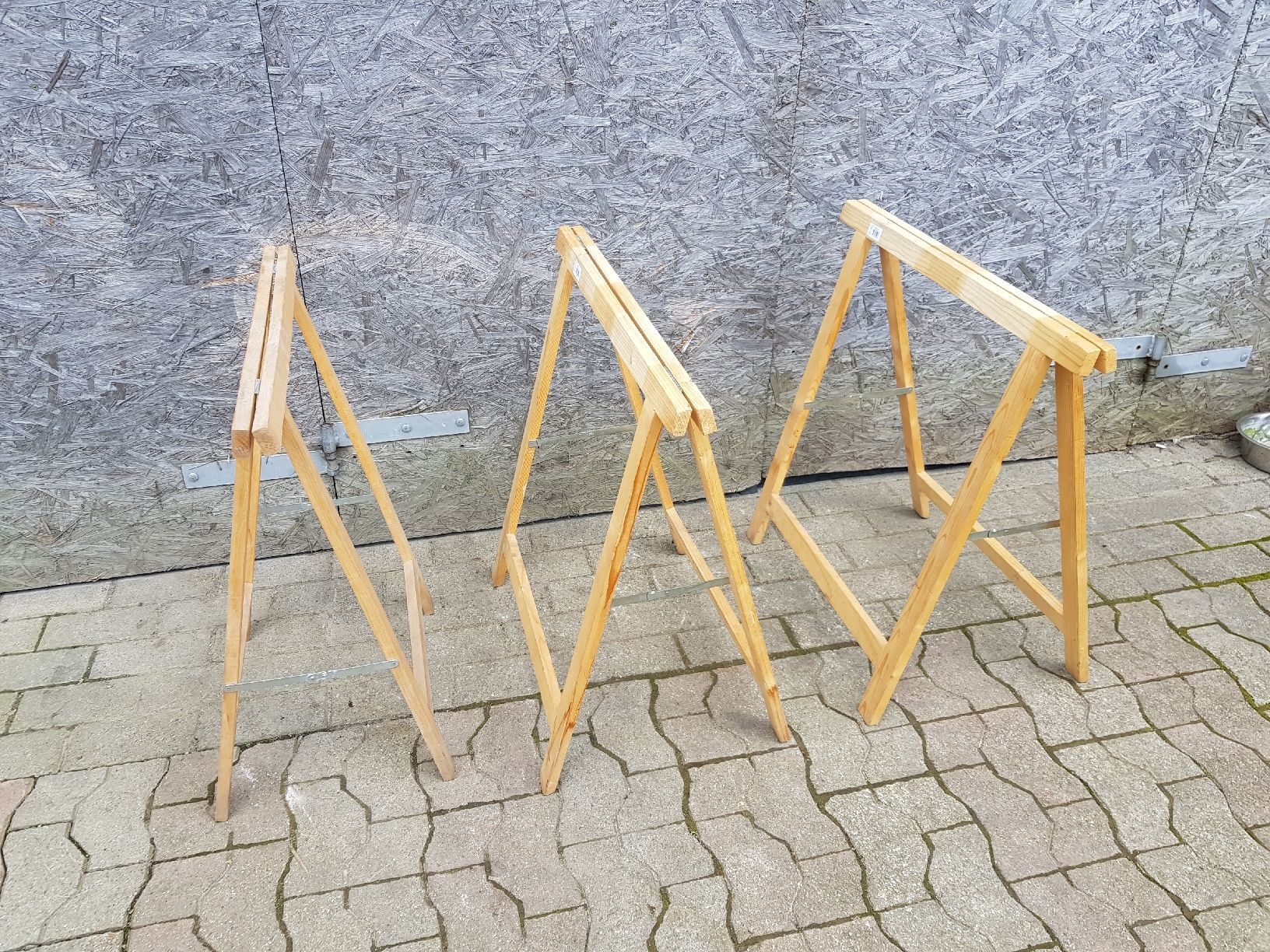 Altro in Utensili da giardino: 3 Stk. Holz-Bock / Sägebock, stabil, Top Zustand!! – Usato da Brunnadern venduto da p..... 1