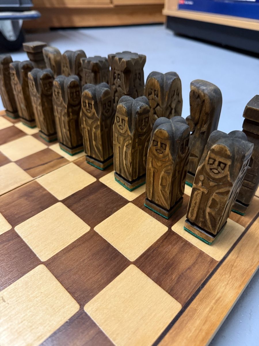 Spiele: Handgeschnitztes Schachspiel aus Holz - Einzigartiges Design – Gebraucht aus Brüttisellen von stanos 4