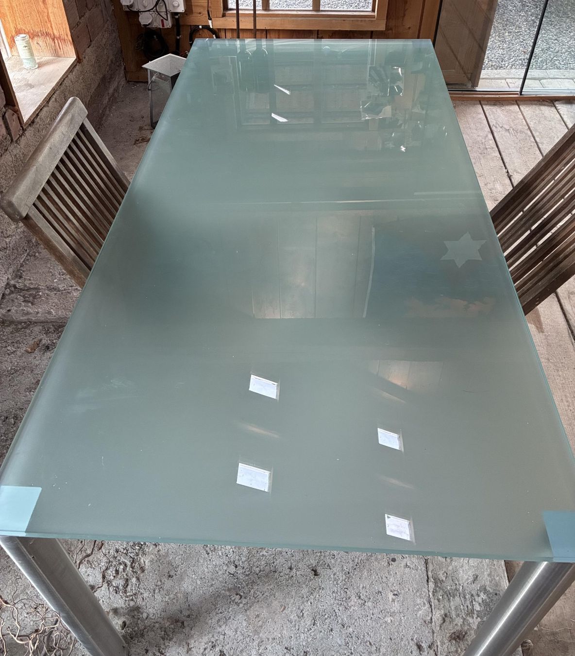 Tables: Tisch Glas satiniert  - Beine Alu rund – D'occasion à Oberkulm par Weberlisa 1