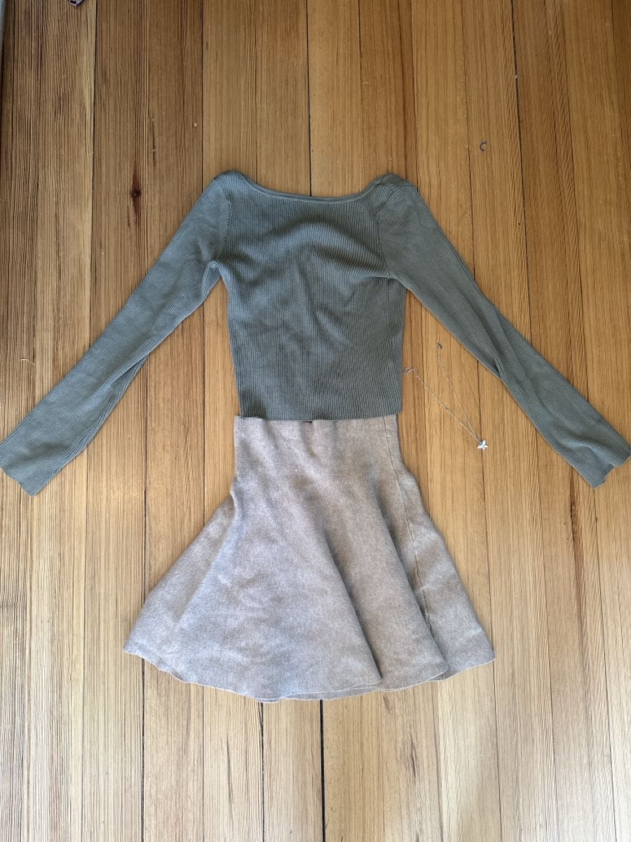 Lotti di vestiti: Jupe und Pulli gr S – Usato da Solothurn venduto da var002 1