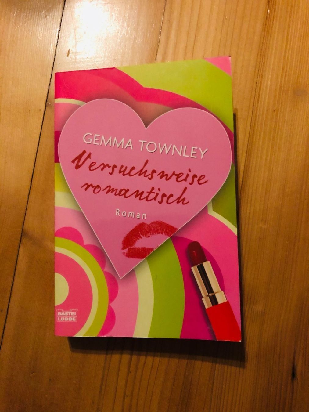 Bücher: Roman « Versuchsweise romantisch » – Gebraucht aus Marly von Maria987