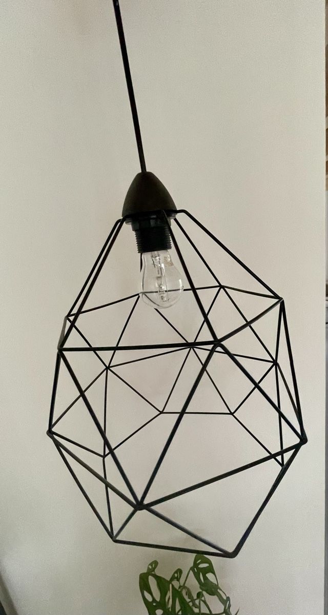 Lampadari & plafoniere: Schwarze Pendelleuchte mit geometrischem Drahtschirm – Usato da Zürich venduto da evelyn_m_ 1