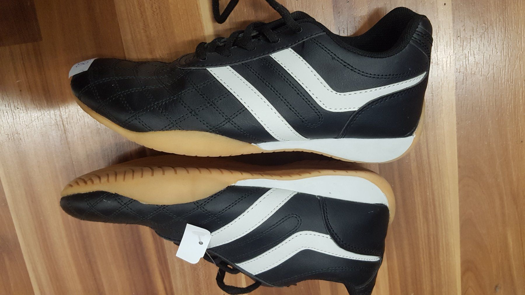 Scarpe da donna: Innen Turnschih gr 38 K10 – Usato da Schwarzenburg venduto da Sunny0290 2