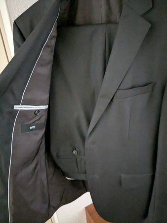 2 Anzüge Boss, Grösse 48, grau u. anthrazit, CHF 95.-/Stück