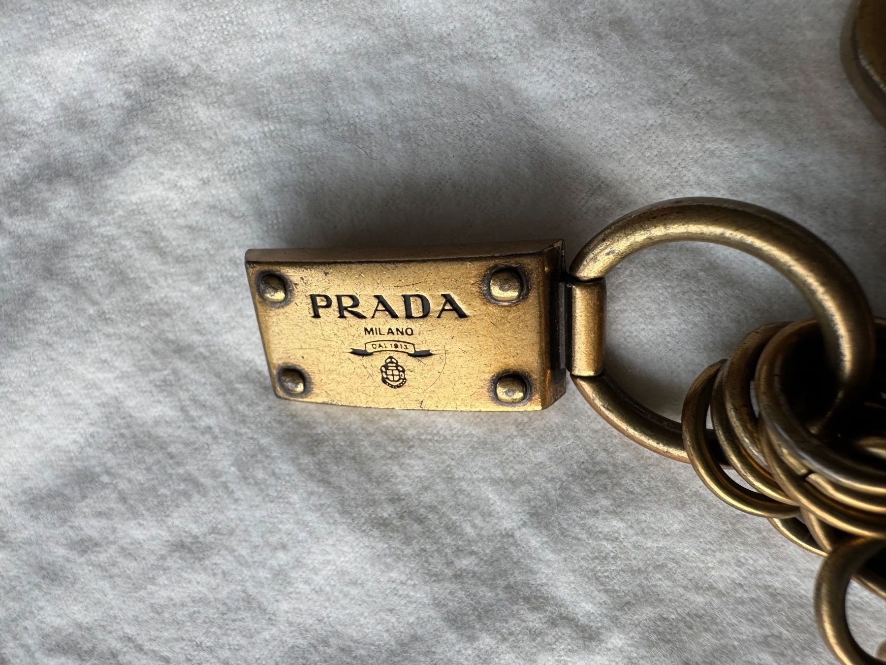Prada Catenine: RARER PRADA TASCHEN KETTE / ANHÄNGER IN MESSING – Usato da Binningen venduto da Chaussie 8