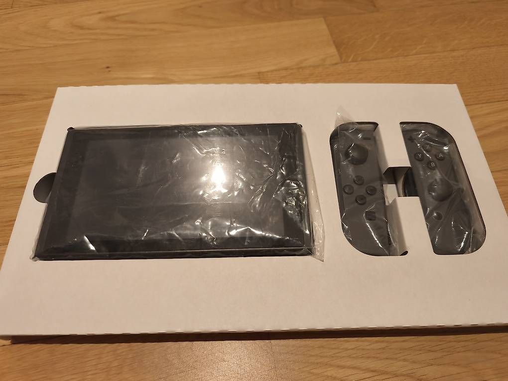 Console: Nintendo Switch V2 Konsole mit 4 Spielen 
 – Usato da Tuggen venduto da kon_xtg7 1