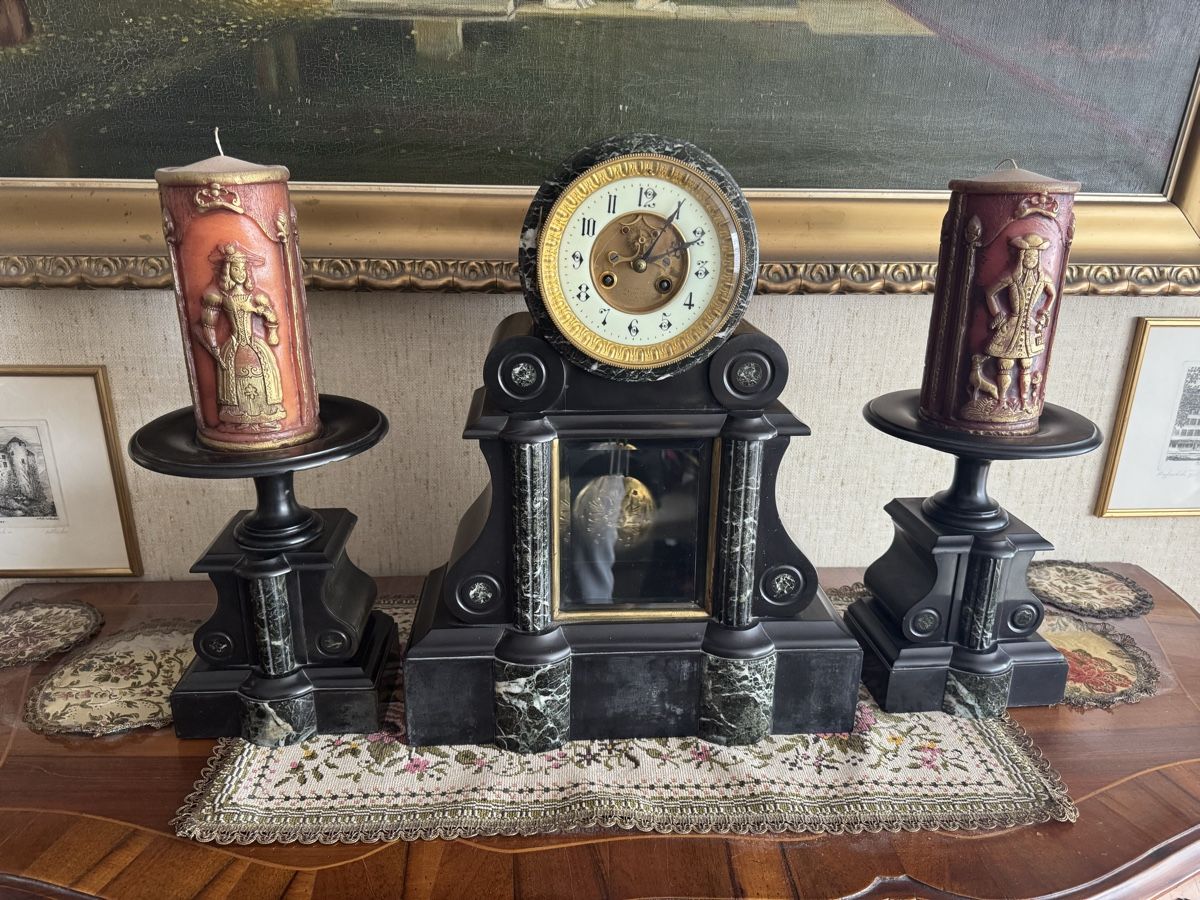 Orologi: Kaminuhr mit 2 Kerzenständern – Usato da Tübach venduto da Tijera